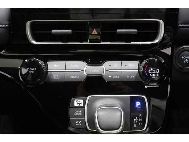 車室内を快適な空気環境に誘うフルオートエアコン装備しています。ナノイーＸ機能付ですので、エアコンの吹き出し口からウィルス・菌の抑制、脱臭効果のある弱酸性の微粒子イオンを放出しています。