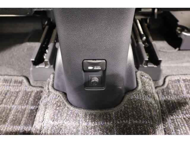 給電アウトレットはセンタコンソール後席側に装着しています。