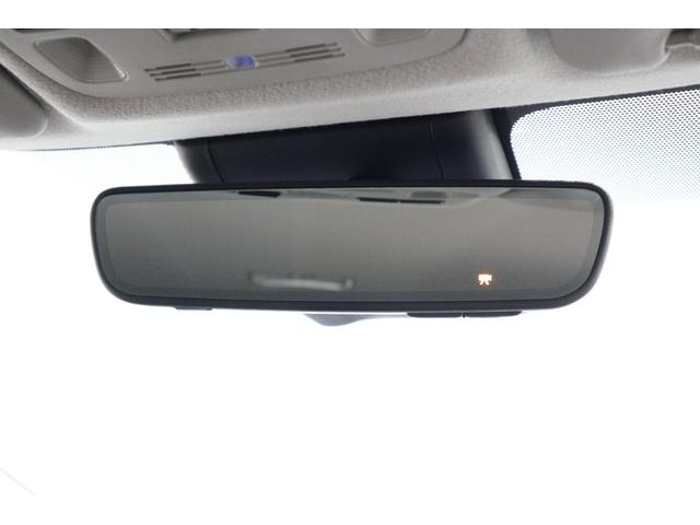 自動防眩ミラー搭載。夜間やトンネル走行時、後続車の眩しい光を検知して眩しさを和らげます。また、前後撮影型ドライブレコーダーも装着しています。万一の事態でも画像記録を残す事が出来ます。