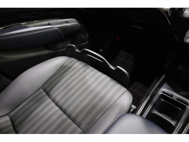 助手席シートには買い物アシスト機能付いています。シート前端に装着されたプレートを引き上げることで、荷物の落下防止や濡れた傘を車内に持ち込んだ際の傘立てとしてお使いいただけます。