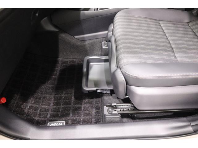 助手席シート下には小物の収納に便利なアンダートレイ装着しています。