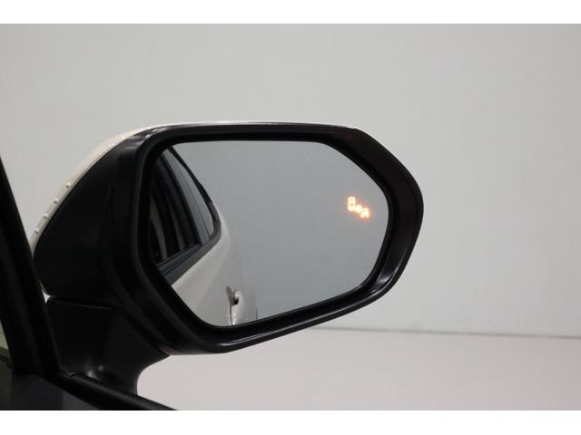 ブラインドスポットモニター。斜め後方にいる並走車や急接近する車両を検知するとサイドミラー内のランプが点灯しドライバーへ注意を喚起します。車線の多い幹線道路・高速道路でドライバーをそっとアシストします。