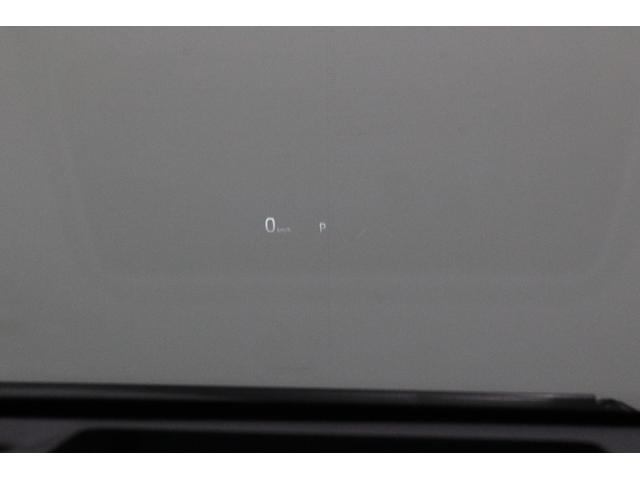 運転に必要な情報をフロントガラスに投影する、ヘッドアップディスプレイ付いています。