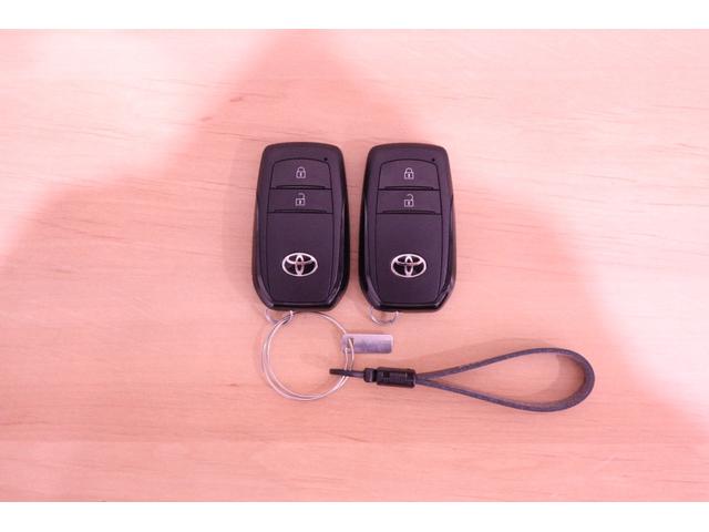 スマートキー。キーをポケットやバッグに入れたままで、ドアの施錠・解錠・エンジンの始動・バックドアの操作が可能です。