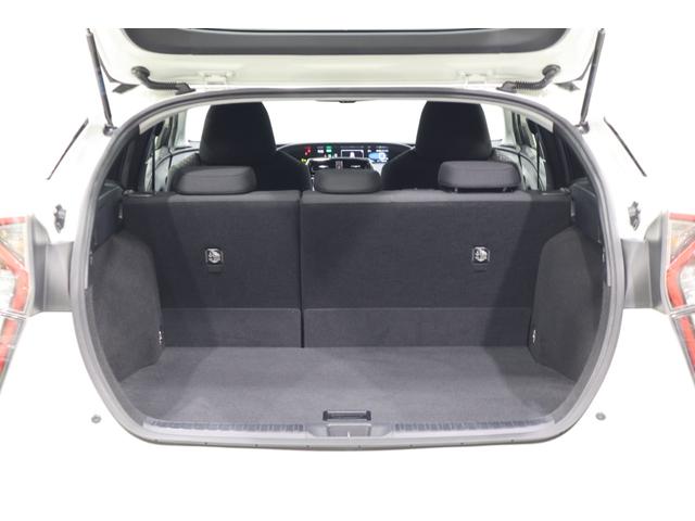 プリウス Ｓセーフティプラス　純正ＳＤナビ　フルセグＴＶ　ＣＤ　ＳＤ　ＤＶＤ再生　Ｂｌｕｅｔｏｏｔｈ接続　衝突被害軽減ブレーキ　ＬＥＤヘッドランプ　ＥＴＣ　バックモニター　スマートキー　クルーズコントロール　パーキングアシスト（9枚目）