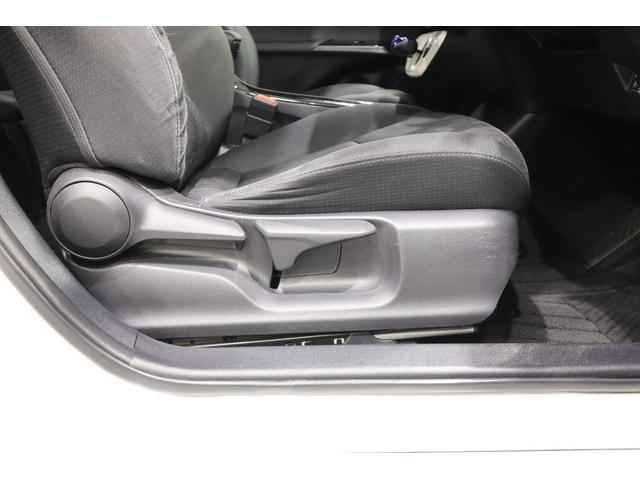 プリウス Ｓセーフティプラス　純正ＳＤナビ　フルセグＴＶ　ＣＤ　ＳＤ　ＤＶＤ再生　Ｂｌｕｅｔｏｏｔｈ接続　衝突被害軽減ブレーキ　ＬＥＤヘッドランプ　ＥＴＣ　バックモニター　スマートキー　クルーズコントロール　パーキングアシスト（13枚目）