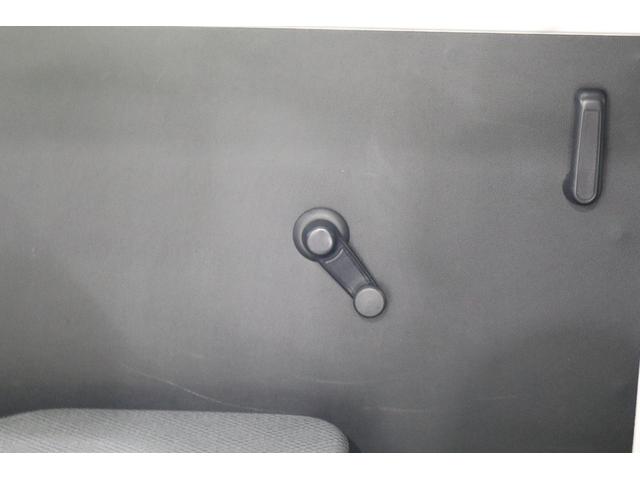 ハイゼットカーゴ スペシャルクリーンＳＡＩＩＩ　純正ＦＭ／ＡＭチューナー　衝突被害軽減ブレーキ　光軸調整機能付ハロゲンヘッドライト　マニュアルエアコン　オートマチックハイビーム　レーンキーピングアシスト　アイドリングストップ　ドライブレコーダー（12枚目）