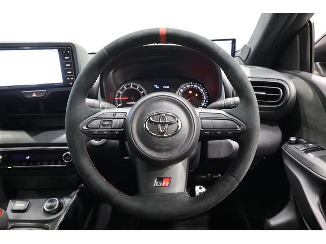 ���삵�Ղ������̗ǂ��E���g���X�G�[�h�R�{�X�|�[�N�X�e�A�����O�B�X�e�A�����O�X�C�b�`�ł́A�I�[�f�B�I�̑���⑖�s�x���@�\�̑��삪�\�ł��B�E���g���X�G�[�h�R�{�X�|�[�N�X�e�A�����O�z�C�[��