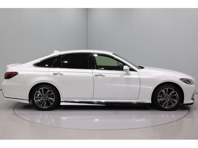 クラウンハイブリッド ＲＳ　純正ディスプレイオーディオ　フルセグＴＶ　ＣＤ　ＳＤ　ＤＶＤ　Ｂｌｕｅｔｏｏｔｈ　衝突被害軽減ブレーキ　ＬＥＤヘッドランプ　ＥＴＣ　全周囲カメラ　スマートキー　クルーズコントロール　ＴＲＤフルエアロ（4枚目）