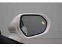 ブラインドスポットモニター。斜め後方にいる並走車や急接近する車両を検知するとサイドミラー内のランプが点灯しドライバーへ注意を喚起します。車線の多い幹線道路・高速道路でドライバーをそっとアシストします。