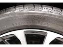 装着タイヤサイズは235/45/18です。