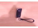 スマートキー。キーをポケットやバッグに入れたままで、ドアの施錠・解錠・エンジンの始動・トランクルームの解錠が可能です。