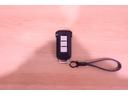 スマートキー。キーをポケットやバッグに入れたままで、ドアの施錠・解錠・エンジンの始動・バックドアの操作が可能です。電動スライドドアの操作も可能です。