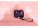スマートキー。キーをポケットやバッグに入れたままで、ドアの施錠・解錠・エンジンの始動・バックドアの操作が可能です。
