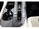 電動パーキングブレーキ装備しています.シフトレバーの動きに合わせて作動しますのでパーキングブレーキの作動・解除もラクラク。ブレーキホールド機能搭載していますので信号待ちの際、停車した状態を保持します。