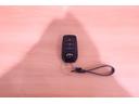 スマートキー。キーをポケットやバッグに入れたままで、ドアの施錠・解錠・エンジンの始動・電動トランクリッドの解錠が可能です。