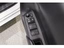 全席ワンタッチオート式のパワーウインドウを装備しています。
