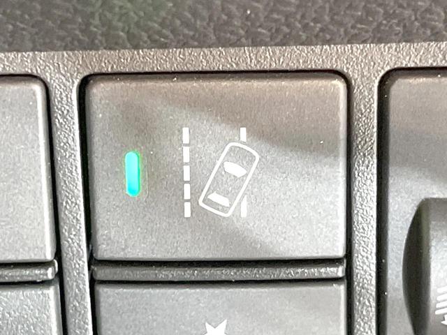 【車線維持支援システム】高速道路走行時、車線からはみ出しそうな時にステアリングを制御。より安心・安全な運転をサポートしてくれます！