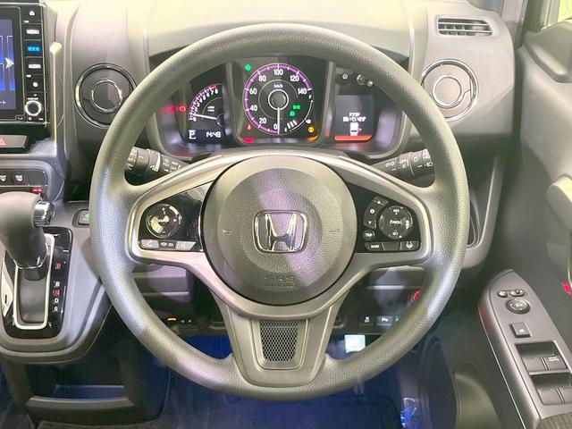 インテリアに合わせたデザインのステアリングは、運転される方のことも考え、運転しやすい形状、大きさです。是非一度、実際に触ってお確かめください。