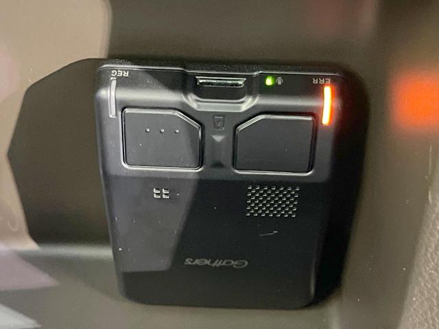 【ドライブレコーダー】安心・安全なカーライフに必須のドライブレコーダーを装備！走行中はもちろん、あおり運転や事故に遭遇した際の状況も映像で記録し、万一のリスクに備えます。