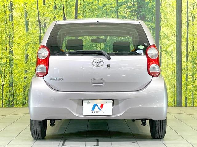 パッソ Ｘ　クツロギ　禁煙車　純正ＳＤナビ　バックカメラ　Ｂｌｕｅｔｏｏｔｈ　ＣＤ　ＤＶＤ再生　地デジ　衝突安全ボディ　電動格納ミラー　トラクションコントロール（15枚目）