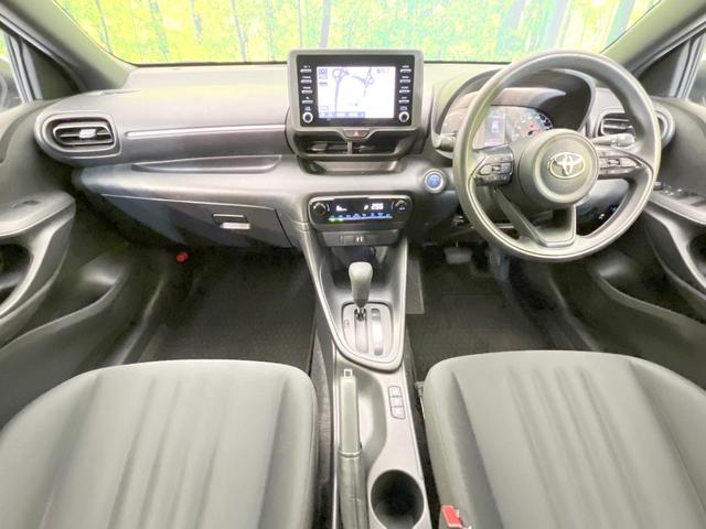 ヤリス ハイブリッドX 禁煙車 純正ディスプレイオーディオ バックカメラ 衝突被害軽減システム レーダークルーズ コーナーセンサー スマートキー ビルトインETC オートライト オートエアコン Bluetooth(2枚目)