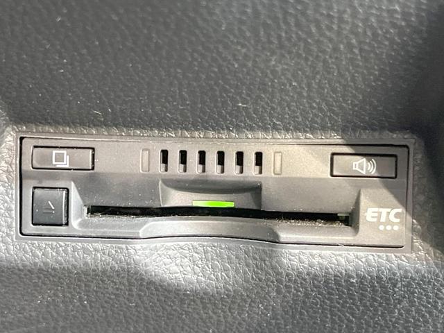 ヤリス ハイブリッドX 禁煙車 純正ディスプレイオーディオ バックカメラ 衝突被害軽減システム レーダークルーズ コーナーセンサー スマートキー ビルトインETC オートライト オートエアコン Bluetooth(5枚目)