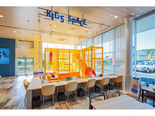 大きなキッズスペースも完備！小さなお子様連れでも、ゆっくりとお車探しをお楽しみいただけます。