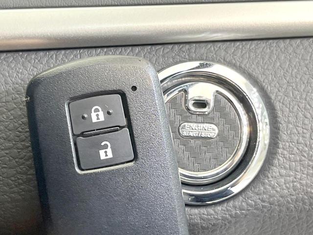 【スマートキー】カバンやポケットに入れたままでもドアの施錠・解錠が可能なスマートキーを装備。エンジンのオン・オフ時もカギを取り出す必要が無いからとっても便利です♪