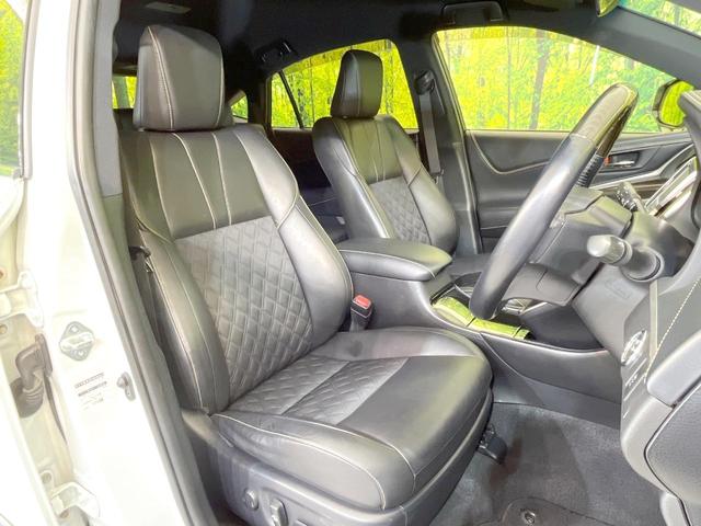 【ハーフレザーシート】高級感と座り心地を両立した人気のシート♪背面・座面のファブリック素材は、通気性の良さや滑りにくさに優れています。気温や服装に左右されず快適にお乗りいただけます。