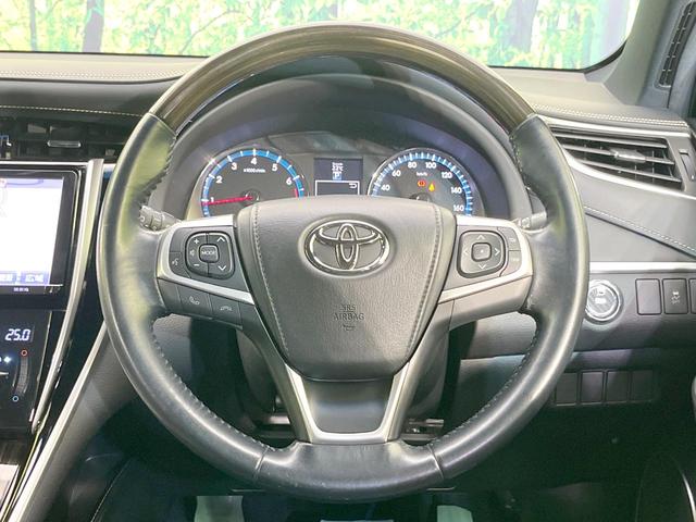 【ウッドコンビステアリング】高級感ある木目調パーツを採用した手に良く馴染むコンビハンドル。運転席廻りの雰囲気も一気に豪華になります！