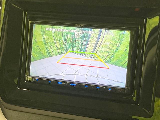 【バックカメラ】駐車時に後方がリアルタイム映像で確認できます。大型商業施設や立体駐車場での駐車時や、夜間のバック時に大活躍！運転スキルに関わらず、今や必須となった装備のひとつです！