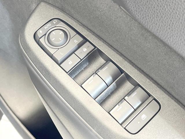 ヤリスクロス Ｚ　全周囲カメラ　衝突被害軽減システム　禁煙車　ハーフレザーシート　パワーシート　ドラレコ　コーナーセンサー　スマートキー　ＬＥＤヘッド　ビルトインＥＴＣ　純正１８インチアルミ　オートハイビーム（40枚目）