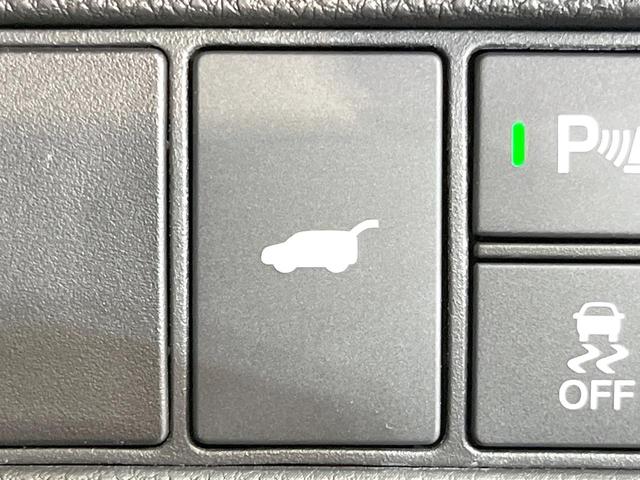 ヴェゼル ｅ：ＨＥＶ　Ｚ　登録済未使用車　全周囲カメラ　衝突被害軽減システム　電動リアゲート　ハーフレザーシート　スマートキー　ＬＥＤヘッド　ビルトインＥＴＣ　純正１８インチアルミ　オートハイビーム　車線逸脱警報（5枚目）