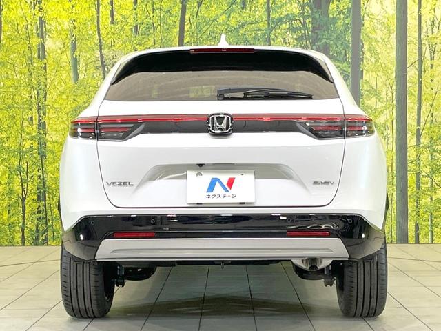 ヴェゼル ｅ：ＨＥＶ　Ｚ　登録済未使用車　全周囲カメラ　衝突被害軽減システム　電動リアゲート　ハーフレザーシート　スマートキー　ＬＥＤヘッド　ビルトインＥＴＣ　純正１８インチアルミ　オートハイビーム　車線逸脱警報（15枚目）