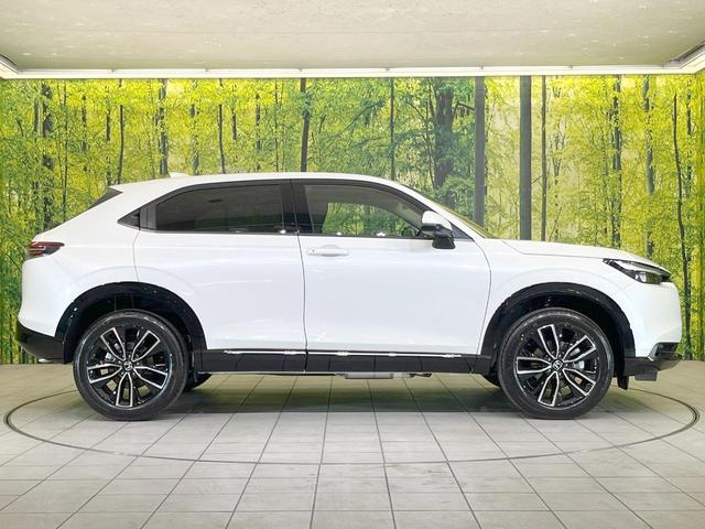 ヴェゼル ｅ：ＨＥＶ　Ｚ　登録済未使用車　全周囲カメラ　衝突被害軽減システム　電動リアゲート　ハーフレザーシート　スマートキー　ＬＥＤヘッド　ビルトインＥＴＣ　純正１８インチアルミ　オートハイビーム　車線逸脱警報（22枚目）