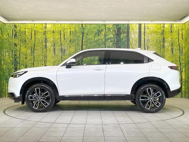 ヴェゼル ｅ：ＨＥＶ　Ｚ　登録済未使用車　全周囲カメラ　衝突被害軽減システム　電動リアゲート　ハーフレザーシート　スマートキー　ＬＥＤヘッド　ビルトインＥＴＣ　純正１８インチアルミ　オートハイビーム　車線逸脱警報（24枚目）