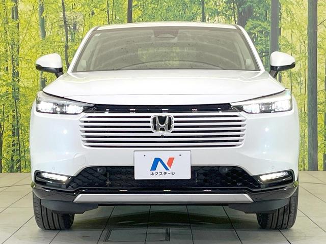 ヴェゼル ｅ：ＨＥＶ　Ｚ　登録済未使用車　全周囲カメラ　衝突被害軽減システム　電動リアゲート　ハーフレザーシート　スマートキー　ＬＥＤヘッド　ビルトインＥＴＣ　純正１８インチアルミ　オートハイビーム　車線逸脱警報（25枚目）