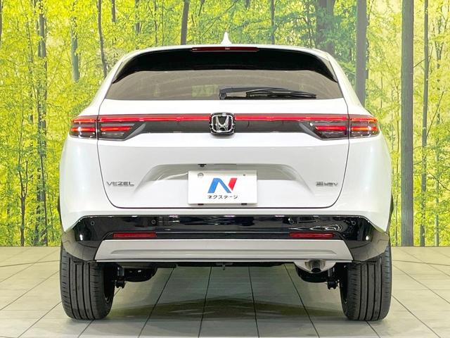 ヴェゼル ｅ：ＨＥＶ　Ｚ　登録済未使用車　全周囲カメラ　衝突被害軽減システム　電動リアゲート　ハーフレザーシート　スマートキー　ＬＥＤヘッド　ビルトインＥＴＣ　純正１８インチアルミ　オートハイビーム　車線逸脱警報（26枚目）