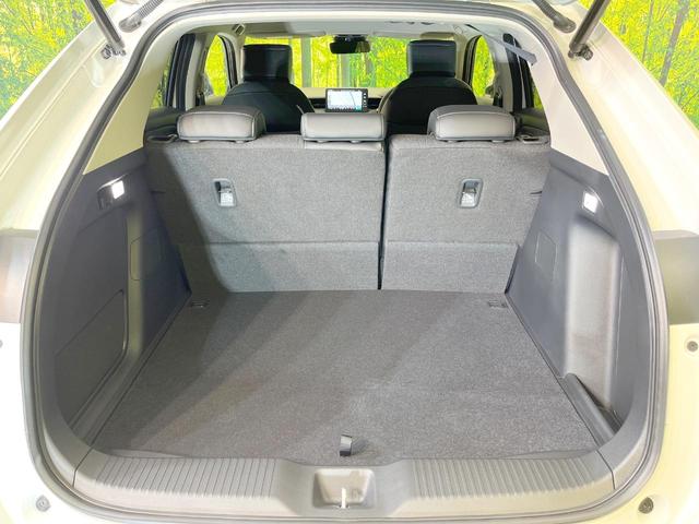 ヴェゼル ｅ：ＨＥＶ　Ｚ　登録済未使用車　全周囲カメラ　衝突被害軽減システム　電動リアゲート　ハーフレザーシート　スマートキー　ＬＥＤヘッド　ビルトインＥＴＣ　純正１８インチアルミ　オートハイビーム　車線逸脱警報（30枚目）