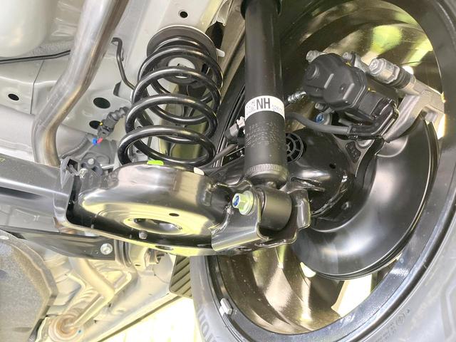 ヴェゼル ｅ：ＨＥＶ　Ｚ　登録済未使用車　全周囲カメラ　衝突被害軽減システム　電動リアゲート　ハーフレザーシート　スマートキー　ＬＥＤヘッド　ビルトインＥＴＣ　純正１８インチアルミ　オートハイビーム　車線逸脱警報（32枚目）