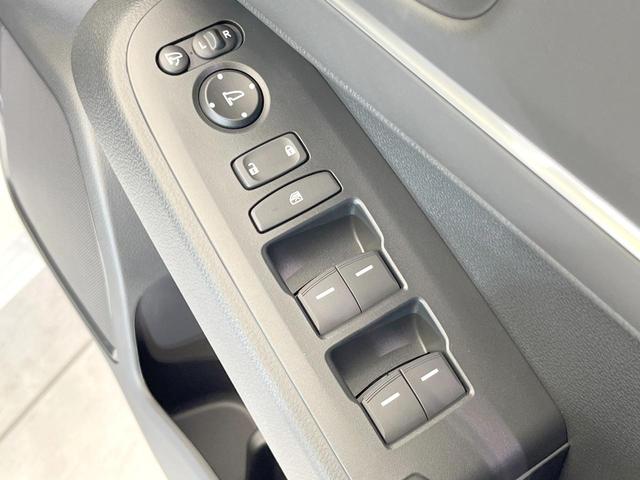 ヴェゼル ｅ：ＨＥＶ　Ｚ　登録済未使用車　全周囲カメラ　衝突被害軽減システム　電動リアゲート　ハーフレザーシート　スマートキー　ＬＥＤヘッド　ビルトインＥＴＣ　純正１８インチアルミ　オートハイビーム　車線逸脱警報（41枚目）