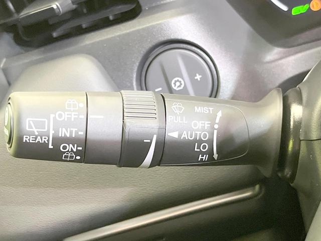 ヴェゼル ｅ：ＨＥＶ　Ｚ　登録済未使用車　全周囲カメラ　衝突被害軽減システム　電動リアゲート　ハーフレザーシート　スマートキー　ＬＥＤヘッド　ビルトインＥＴＣ　純正１８インチアルミ　オートハイビーム　車線逸脱警報（49枚目）