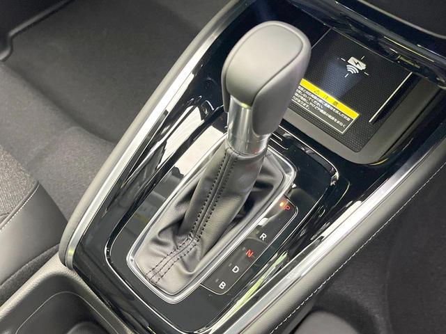 ヴェゼル ｅ：ＨＥＶ　Ｚ　登録済未使用車　全周囲カメラ　衝突被害軽減システム　電動リアゲート　ハーフレザーシート　スマートキー　ＬＥＤヘッド　ビルトインＥＴＣ　純正１８インチアルミ　オートハイビーム　車線逸脱警報（51枚目）