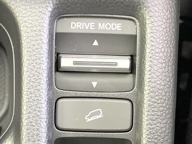 ヴェゼル ｅ：ＨＥＶ　Ｚ　登録済未使用車　全周囲カメラ　衝突被害軽減システム　電動リアゲート　ハーフレザーシート　スマートキー　ＬＥＤヘッド　ビルトインＥＴＣ　純正１８インチアルミ　オートハイビーム　車線逸脱警報（52枚目）