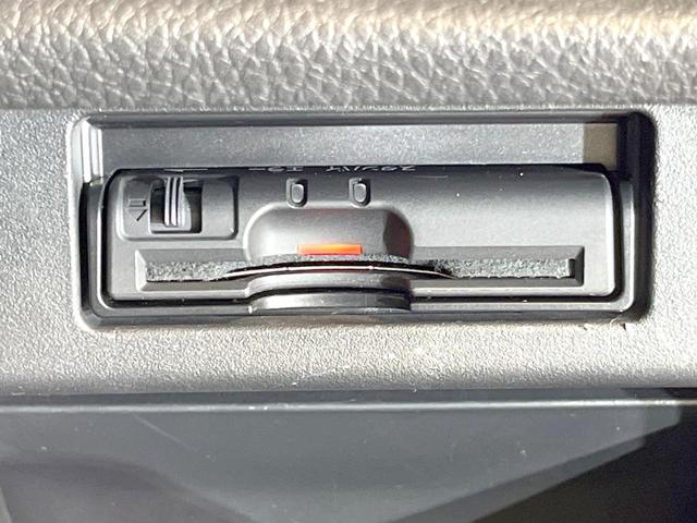 エルグランド 250ハイウェイスター 両側電動 純正8型ナビ フリップダウンモニター バックカメラ 禁煙車 スマートキー HIDヘッド ビルトインETC クルコン 純正18インチアルミ オートライト デュアルエアコン リアエアコン(7枚目)