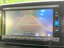 プレミアム　純正ナビ　バックカメラ　ＥＴＣ　ＡＡＣ　ＨＩＤ　オートエアコン　禁煙車　ステアリングリモコン　ＤＶＤ　オートリトラーミラー　インパネシフト　ベンチシート(4枚目)