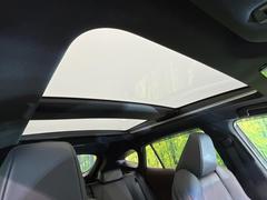 【調光パノラマルーフ】車内の解放感が一気に上がる大型パノラマルーフに調光機能がプラス！日差しが強い時、シェードを閉めなくてもガラスの透明度を調整することで心地よい明るさに♪ 5