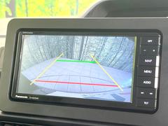 【バックカメラ】駐車時に後方がリアルタイム映像で確認できます。大型商業施設や立体駐車場での駐車時や、夜間のバック時に大活躍！運転スキルに関わらず、今や必須となった装備のひとつです！ 5