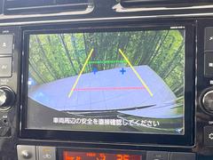 【バックカメラ】駐車時に後方がリアルタイム映像で確認できます。大型商業施設や立体駐車場での駐車時や、夜間のバック時に大活躍！運転スキルに関わらず、今や必須となった装備のひとつです！ 5